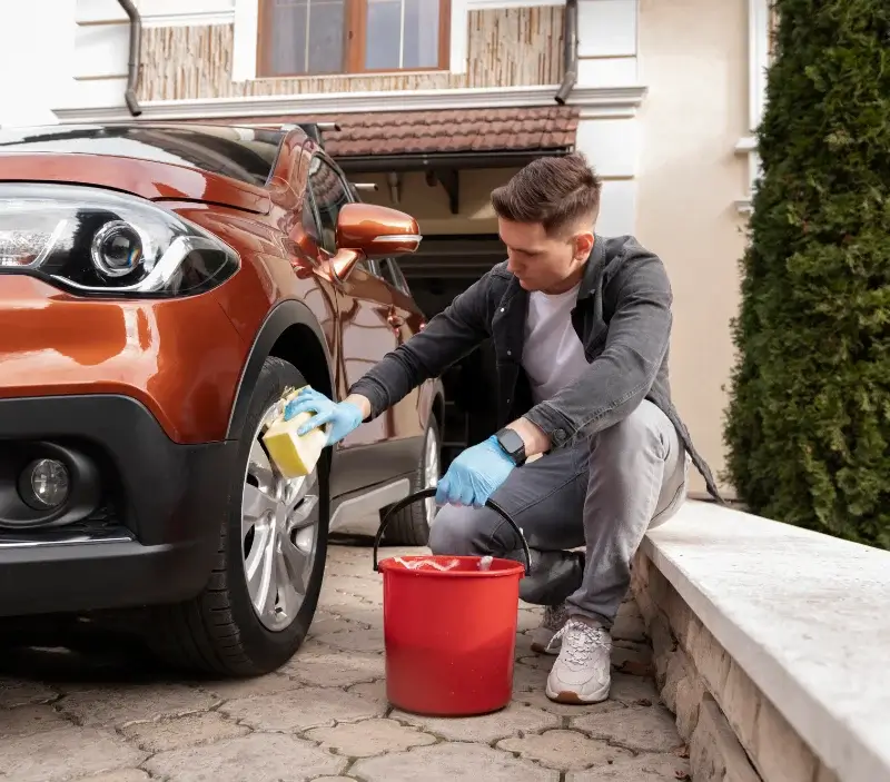Lavage auto à domicile Saint-Étienne-de-Fontbellon : professionnel intervenant sur un véhicule